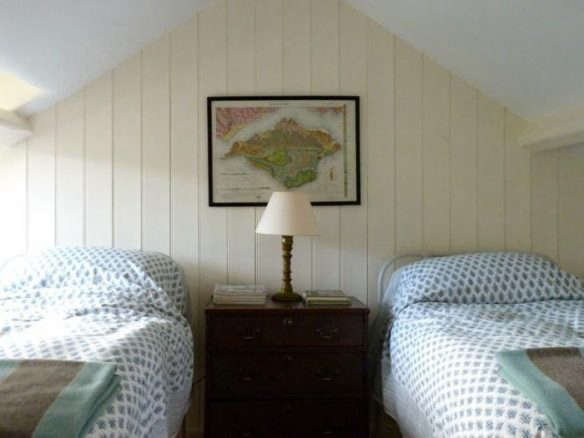 https://www.remodelista.com/wp-content/uploads/2015/03/fields/Ben%20Pentreath%20Bedroom%20in%20Dorset%20with%20Beadboard%20Paneling%20and%20Blue%20Patterned%20Twin%20Beds,%20Remodelista-584x438.jpg?ezimgfmt=rs:392x294/rscb4