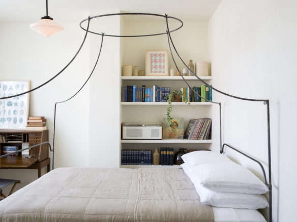 Remodelista Reconnaissance A Spindle Bed in a Catskills Getaway portrait 18