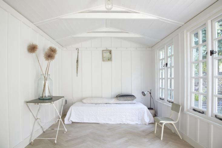 The White Album 27 Serene Bedrooms in Shades of Pale portrait 3