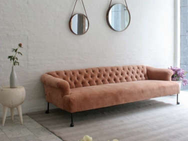 10 Easy Pieces The Pink Sofa portrait 6