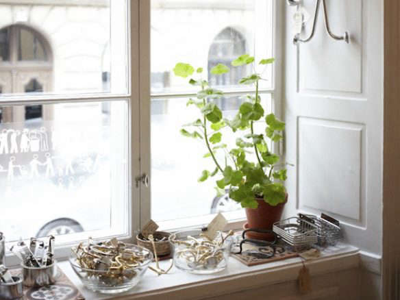 Remodelista Reconnaissance FrenchMade Doorknobs in a Tiny Paris Flat portrait 22