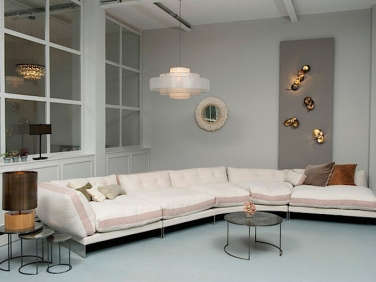 10 Easy Pieces The Pink Sofa portrait 8