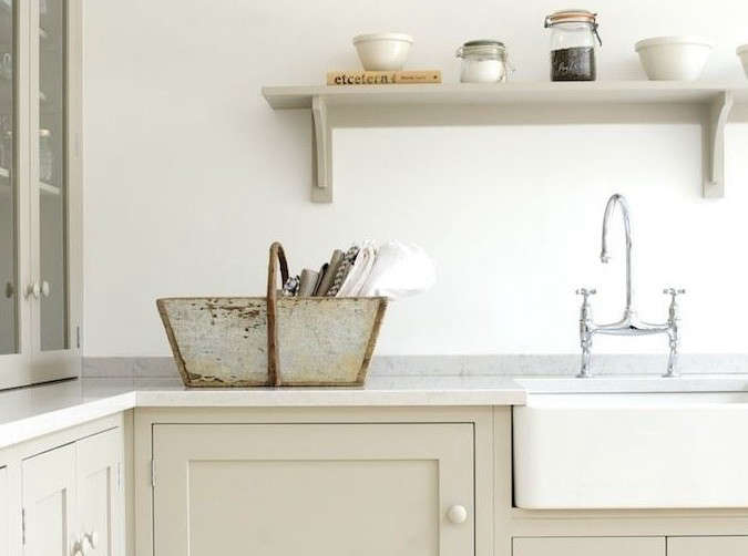  A Shaker-Inspired Kitchen in London has actually crafted quartz counters with a marble appearance. Picture thanks to deVol Kitchens.