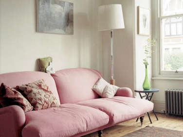 10 Easy Pieces The Pink Sofa portrait 7