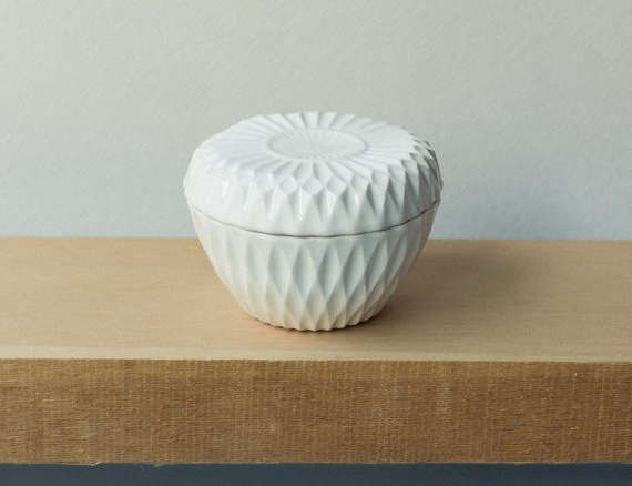 round ceramic bowl with lid 8