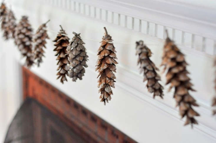fallen pine cones as minimalist garland. photograph and diy via bob vila, as se 10