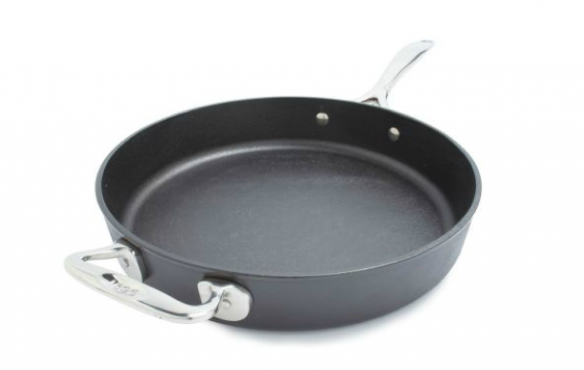 https://www.remodelista.com/wp-content/uploads/2015/03/img/sub/700_remodelista-cast-iron-skillet-03-584x370.png
