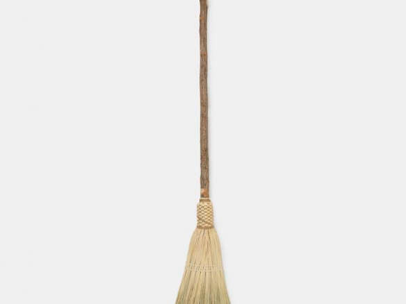 700 sassafaas handled broom  
