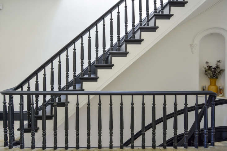 a staircase painted in benjamin moore&#8\2\17;s &#8\2\20;simply white,& 21