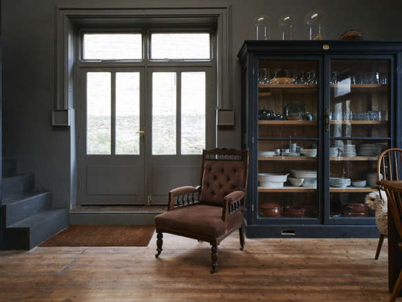 Steal This Look A Parisian Living Room with Enduring Style portrait 42_57