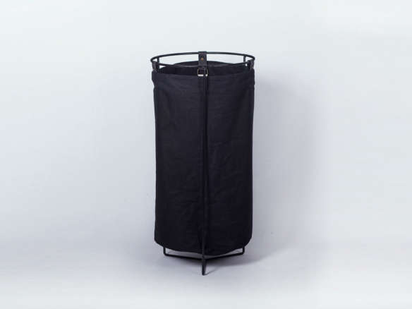 Remodelista Reconnaissance A Collapsible Drying Rack in a London Laundry Room portrait 36