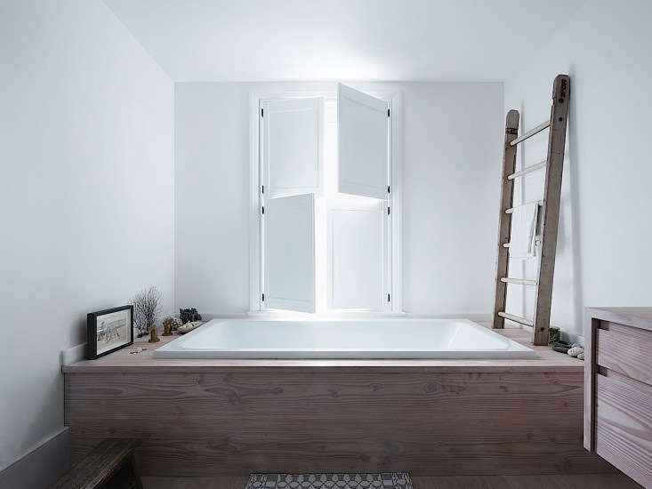 another built in bath, this one with a dinesen wood surround; see steal th 22
