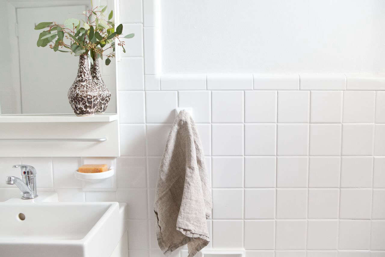 A Perfectionist S 1 000 Bathroom, Reglazing Bathtub And Tile Cost