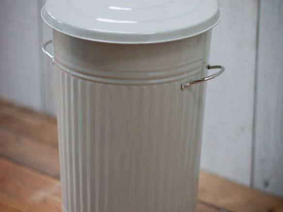 Kitchen enameled steel trash can in clay Garden Trading  