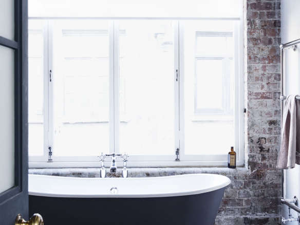 Mark Lewis Interior Design Hoxton Square loft rolltop bathtub Rory Gardener photo 15  