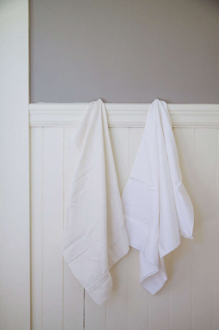 https://www.remodelista.com/wp-content/uploads/2017/04/how-to-whiten-white-laundry-bluing-liquid-before-733x1100.jpg?ezimgfmt=rs:392x588/rscb4
