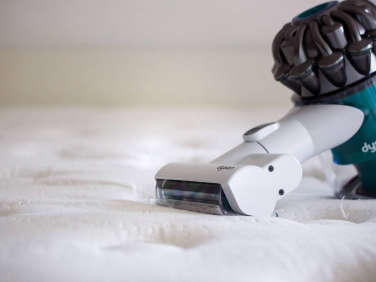 how to clean mattress step 2 vaccum  