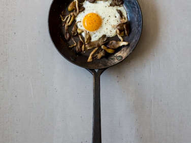 blanc creatives cast iron skillet with egg  