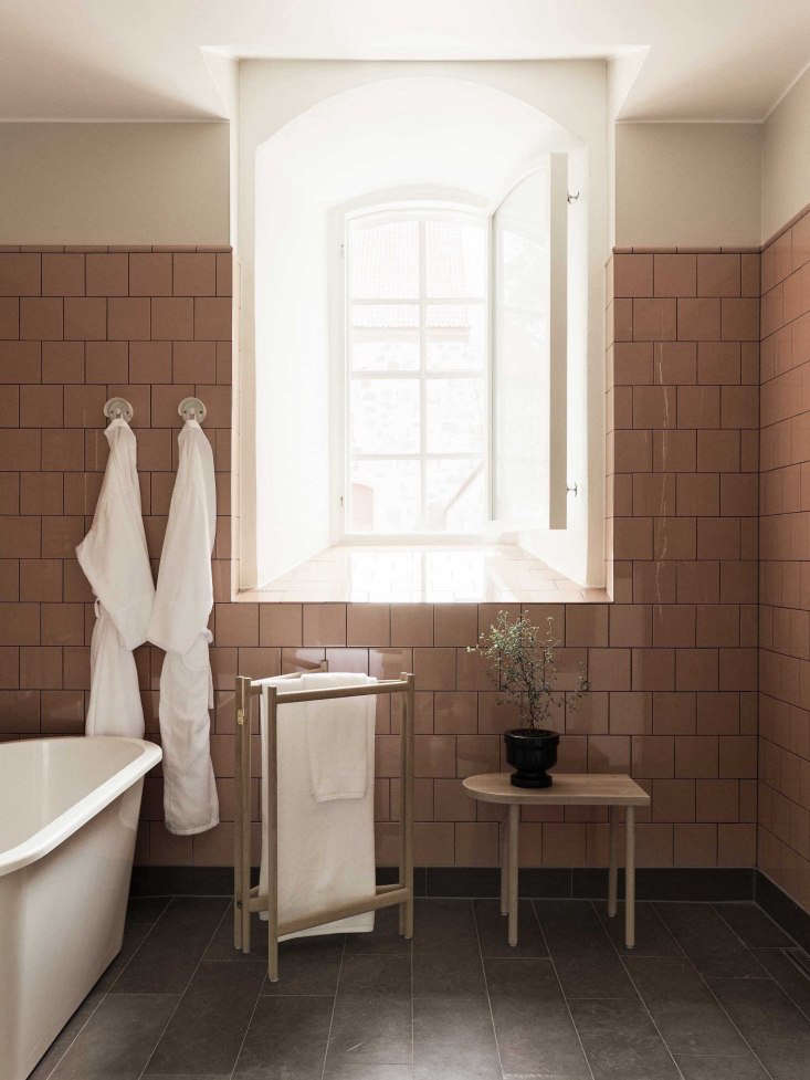 the bathroom is finished with vintage pink square tiles, ifö bath fixtures 17