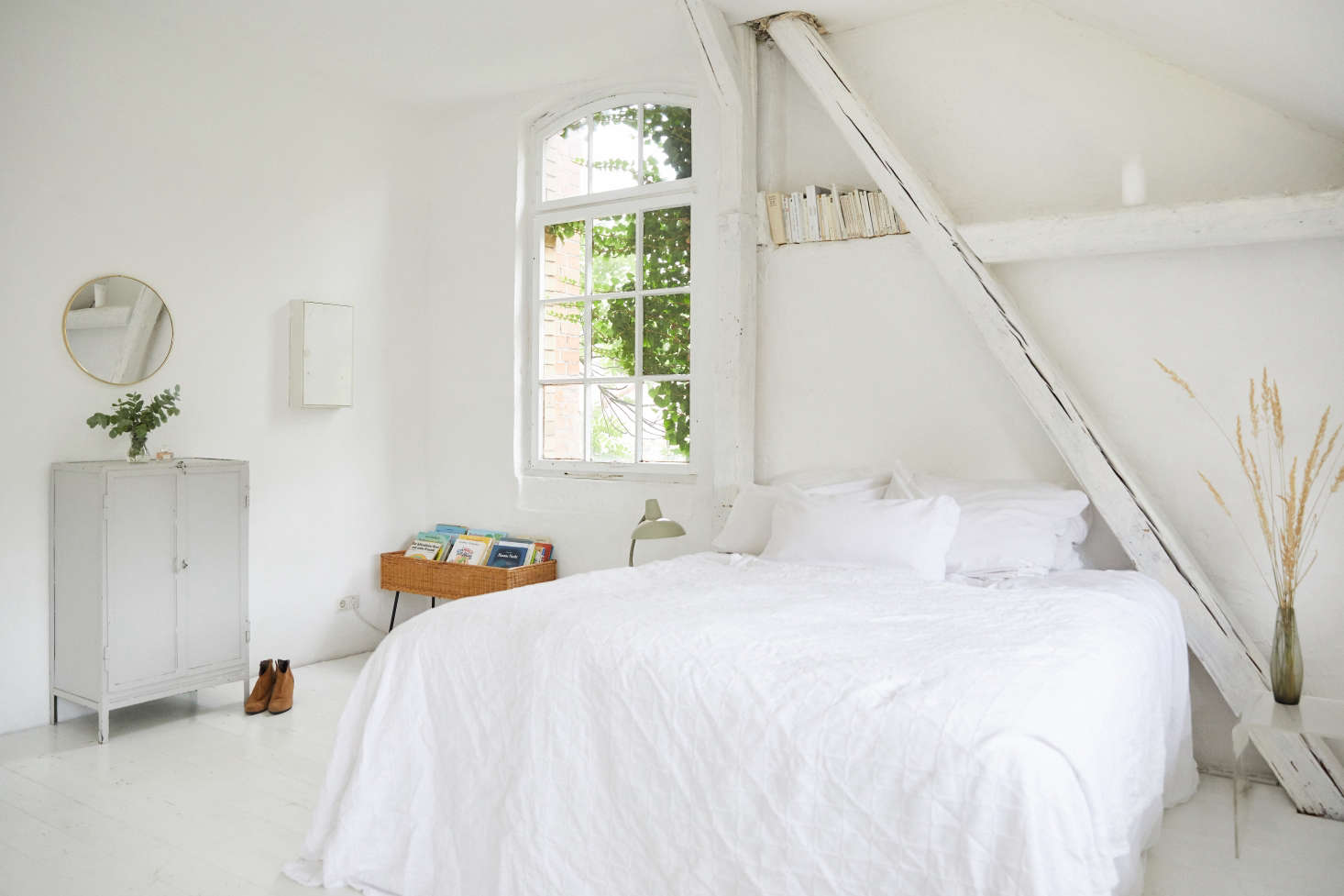 lappalainen loft all white bedroom. marc krause photo. 11