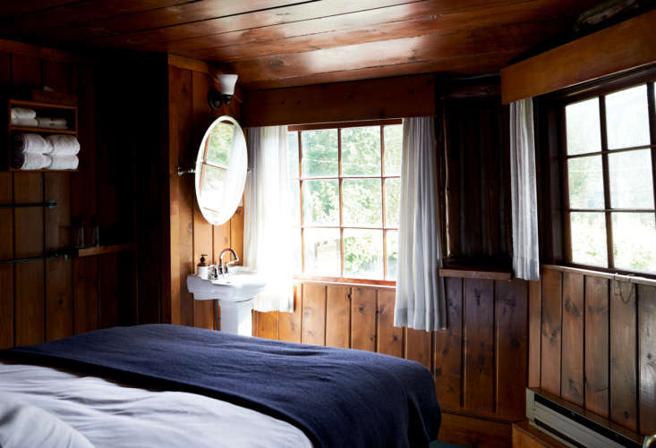 the main lodge has \1\2 cozy guest rooms, each with an ensuite sink, and shared 14