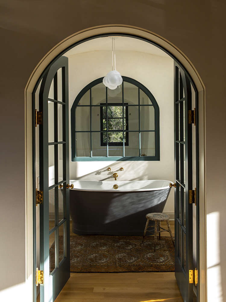 reath design little holmby house, la, master bath. laure joliet photo. 25