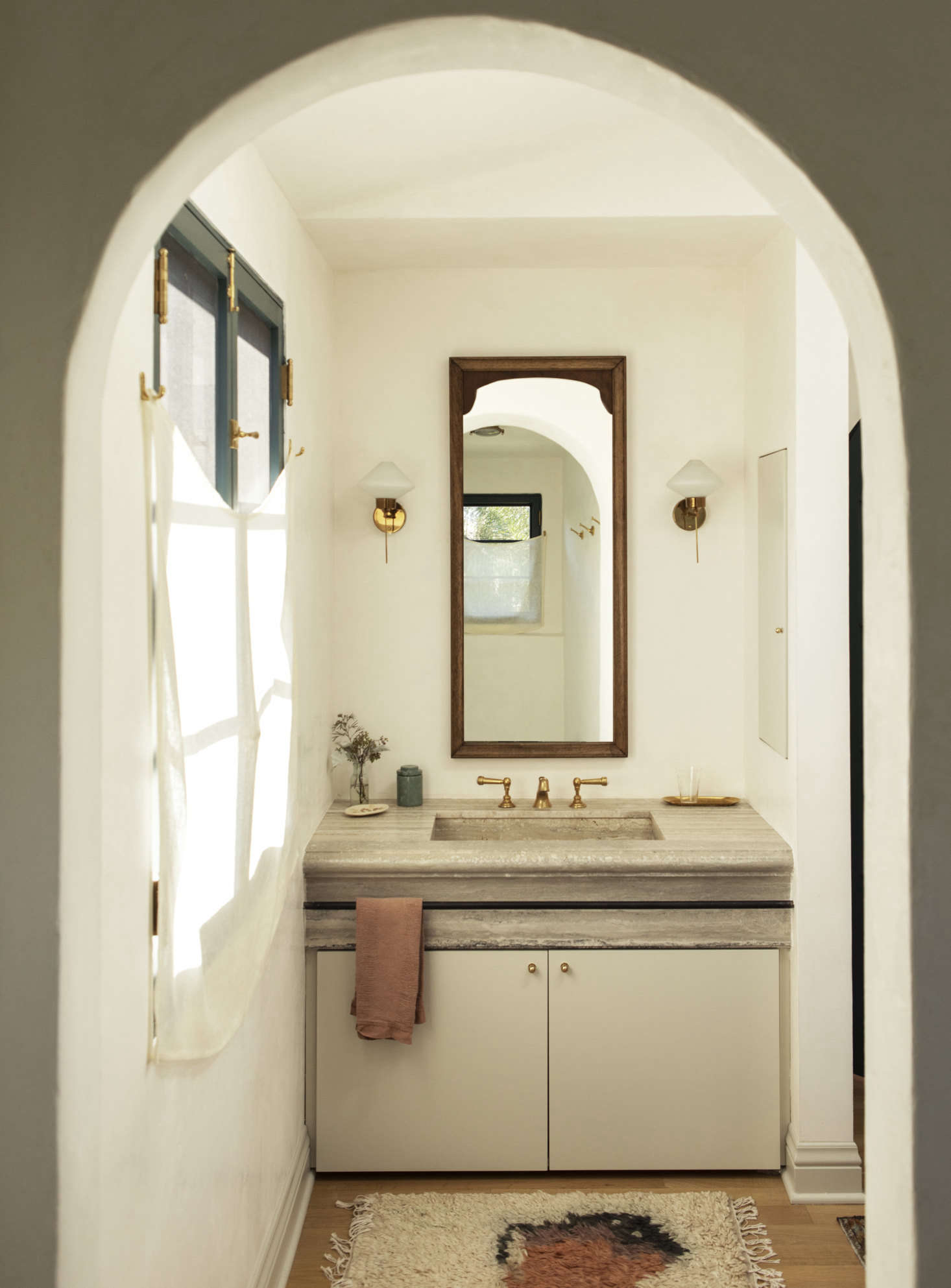 reath design little holmby house, la, master bath. laure joliet photo. 26
