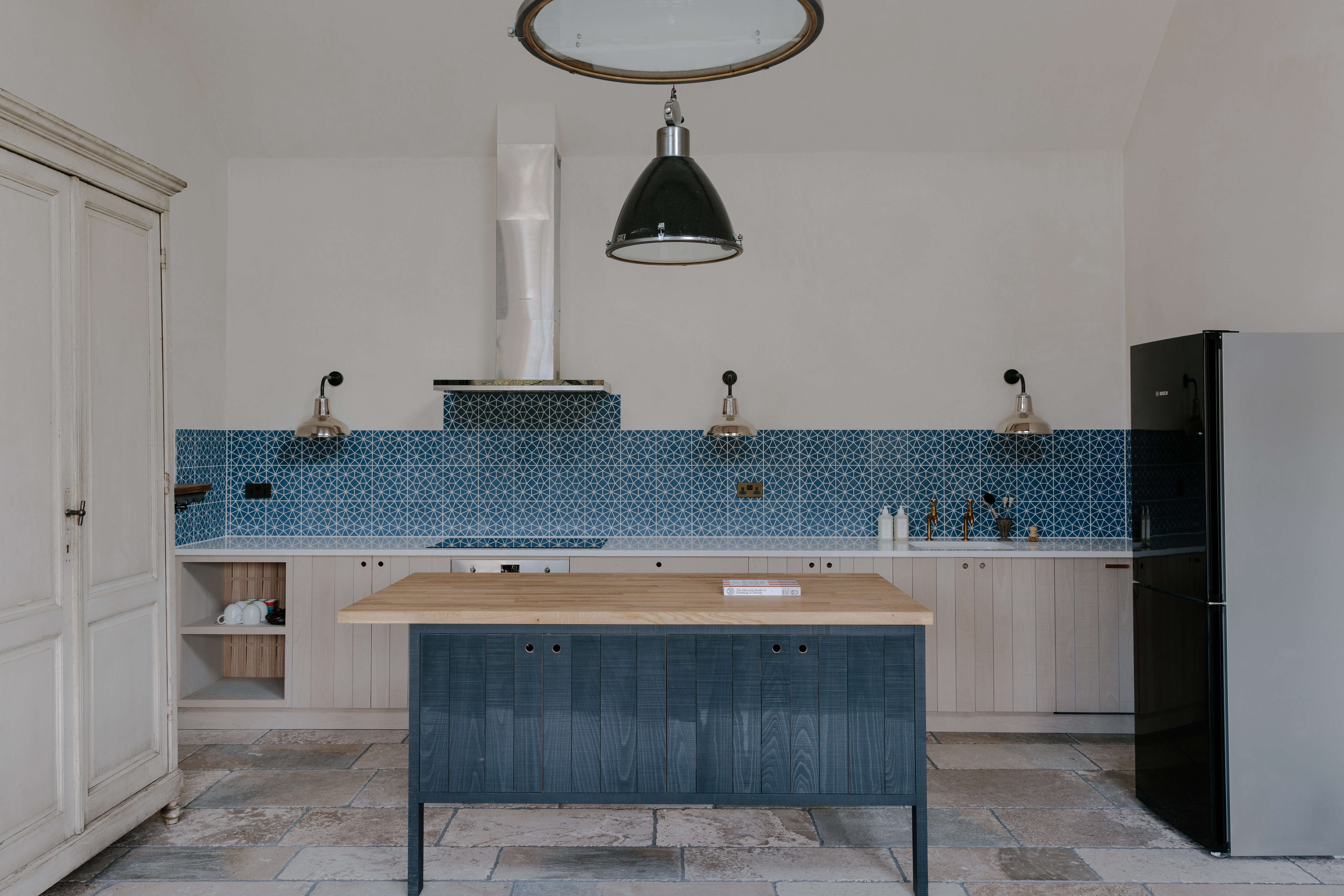 the kitchen design is the sebastian cox kitchen by devol, made with color tinte 9
