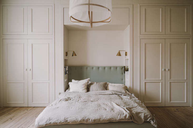chrapka designed inset shelves on both sides of the bed alcove for storing book 20