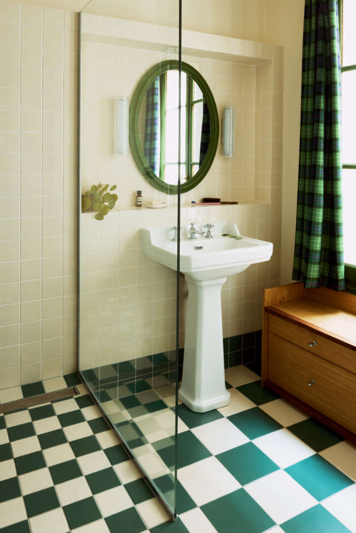the green theme continues in the bathroom, where the bespoke drawers serve as b 17
