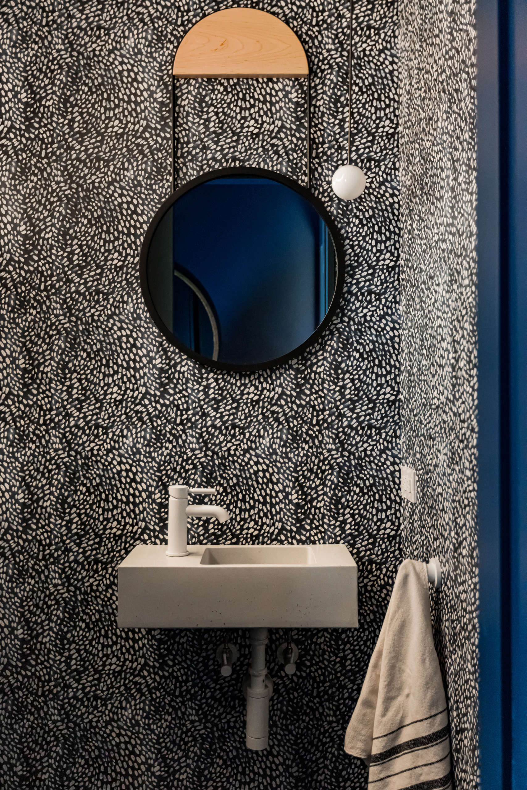 bathroom in brooklyn heights apartment by shapeless studio, photo by hagan hins 9