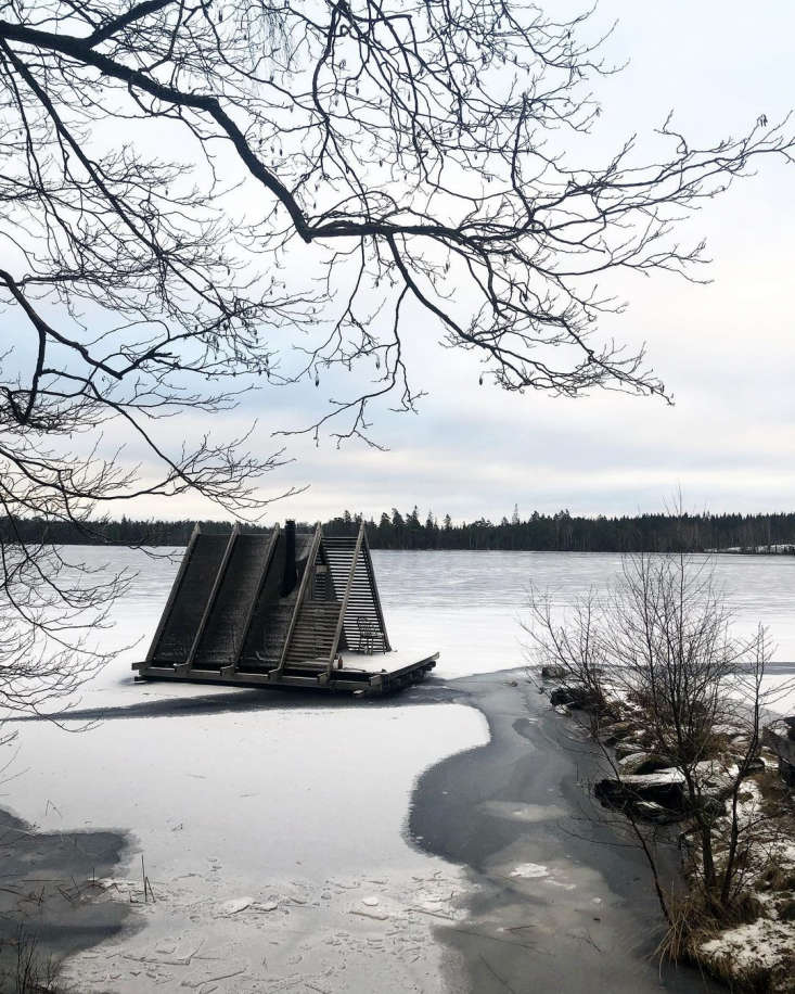 the floating sauna in winter. photograph via @stedsansinthewoods. 15