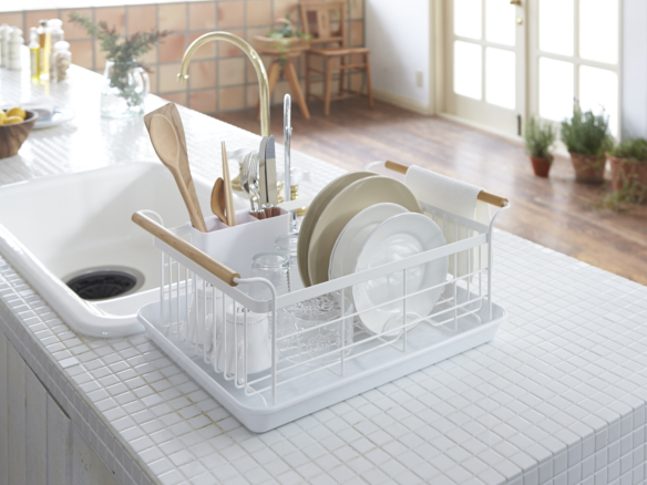https://www.remodelista.com/wp-content/uploads/2021/05/yamazaki-home-tosca-expandable-dish-drying-rack-584x438.jpg
