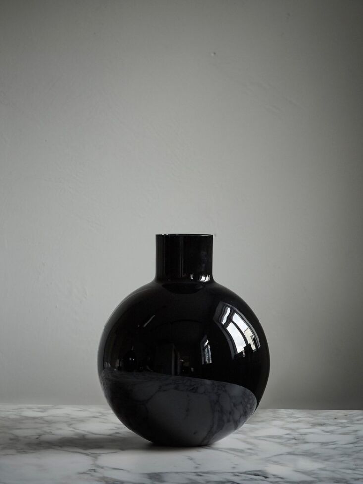 a closer look at the small pallo vase. 10
