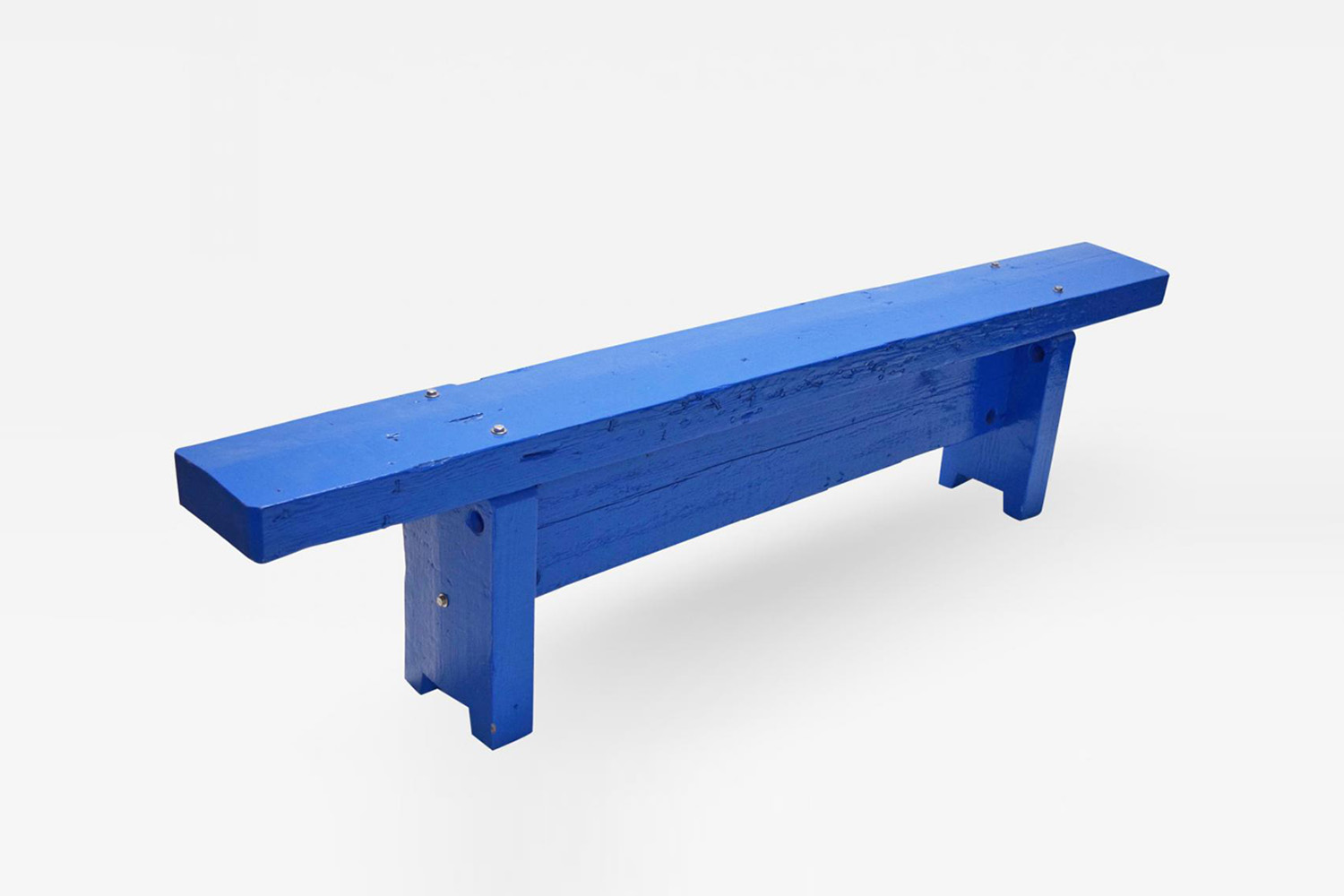the bench at the foot of the bed is the piet hein eek one beam bench in blue; � 12