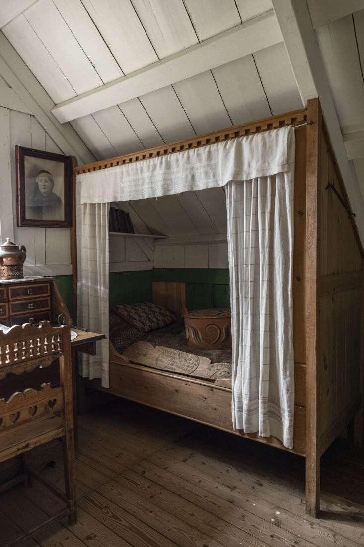we&#8217;ve been admiring bed curtains of late (see classic curtained bed 28