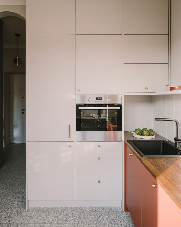 a wall of cabinetry conceals the fridge (at left); the appliances are by franke. 10