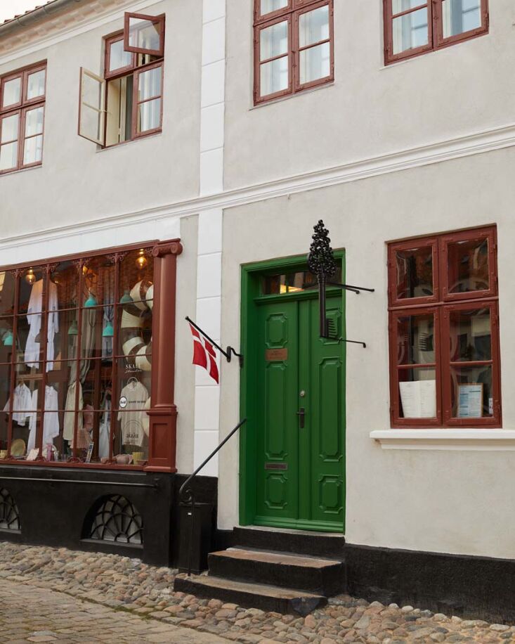the hotel is situated on a cobblestone street in Ærøskøbing. nex 14