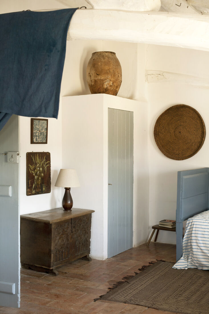 another guest room in shades of blue. photograph by iñigo aragon. 32