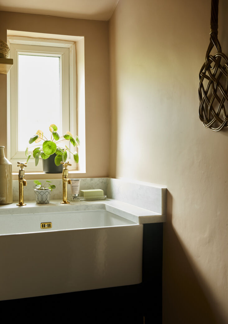 and a glimpse in the wc, with farmhouse sink and brass taps. 16