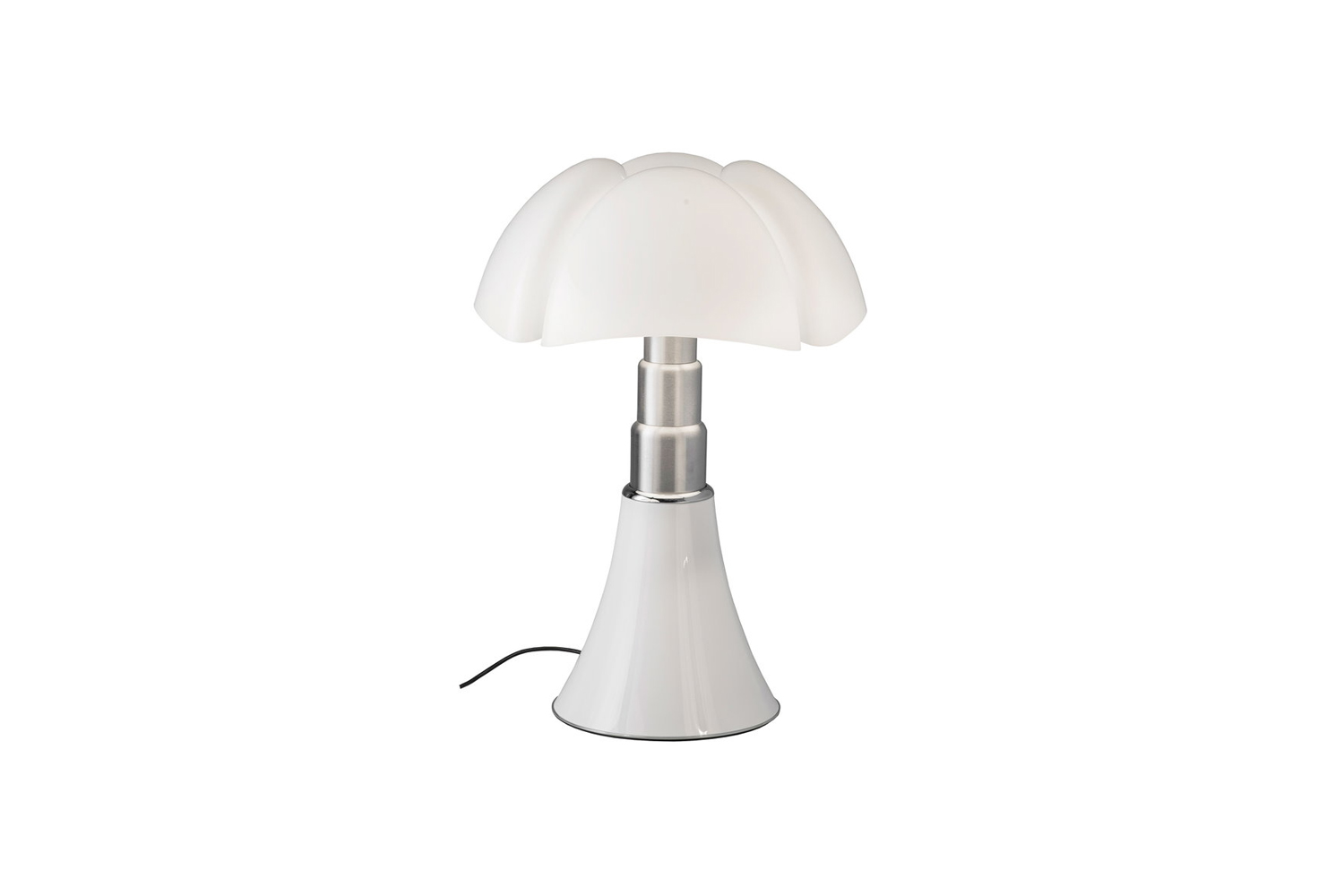 the luce pipistrello table lamp in white, designed by gae aulenti for martinell 16