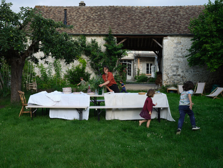 the biergarten style white berlin tables and benches are from la trésoreri 10