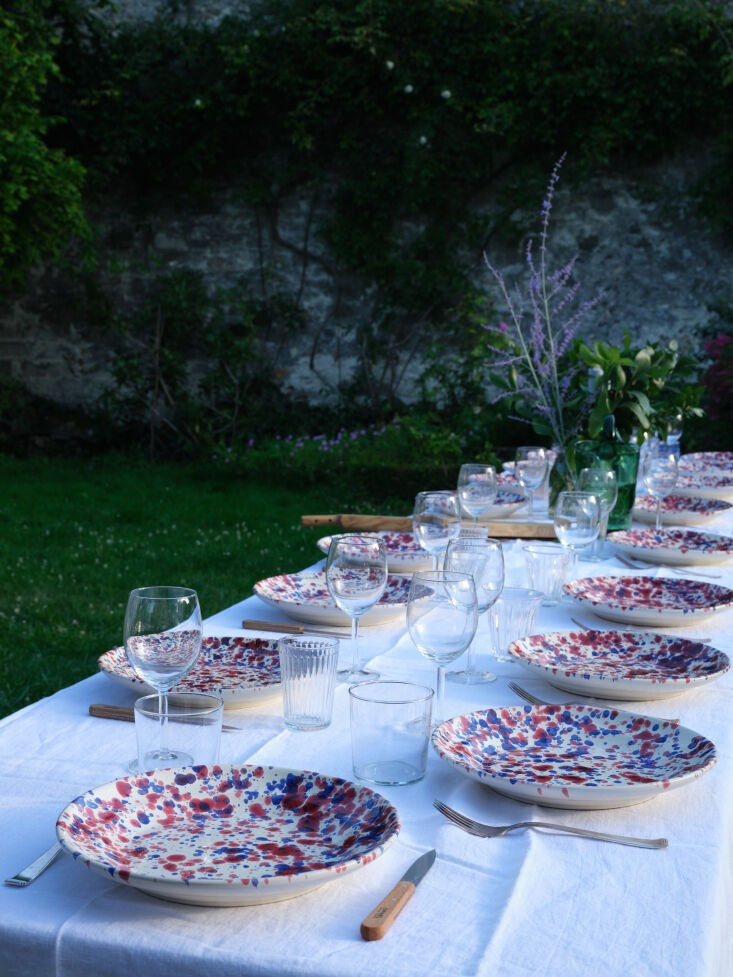 the table is set with italian spatterware plates from nicola fasano. cutipol fo 12
