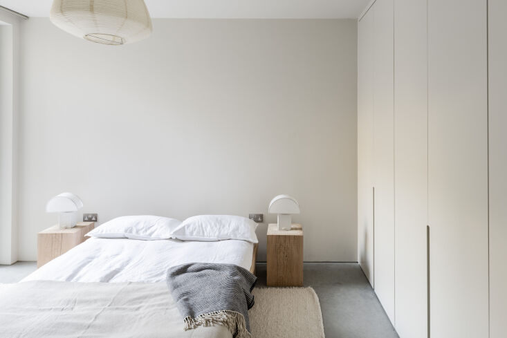 notes on a summer bedroom. photograph via the modern house from reighton road i 9