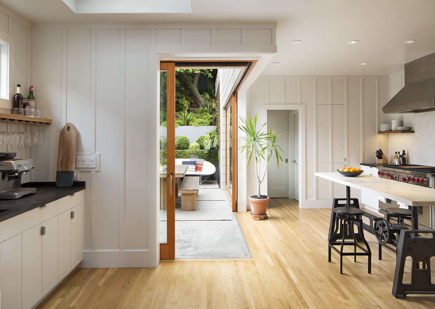 the kitchen opens out seamlessly into the garden for multiple dining spaces att 10