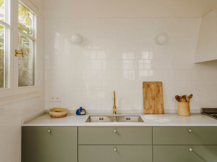 basic white tiles in classic running bond pattern and macael marble countertops 11