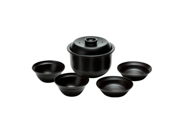 the snow peak earthen zen pot is a complete set, with a clay cooker and bowls d 19