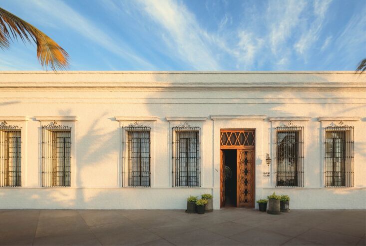 the hotel is housed in a circa 1910 hacienda, redone and extended with a mode 9