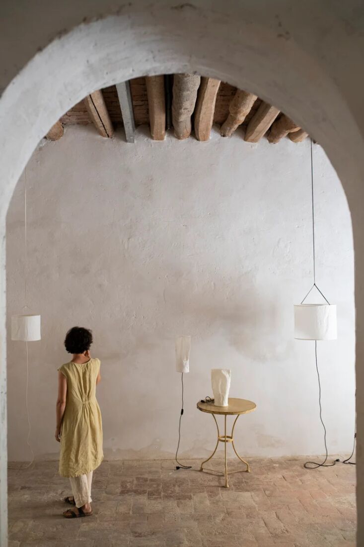 “Light Filtered by Fabric”: Ethereal, Eco-Minded Lights by a Small Workshop in Spain