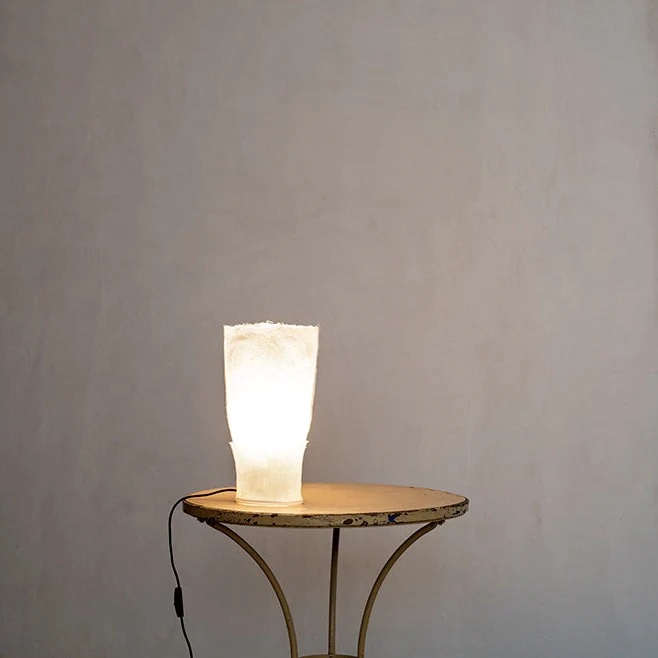 the same shape is also available as a table lamp: the lámpara de mesa duen 11